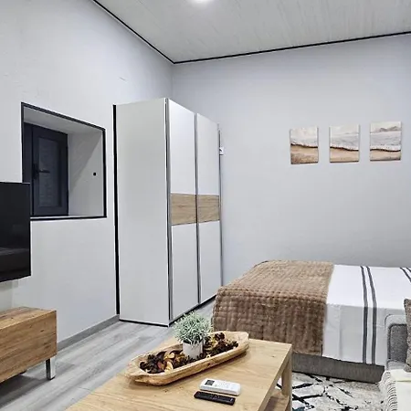Charming 1-bedroom With Ocean Views In Кальета